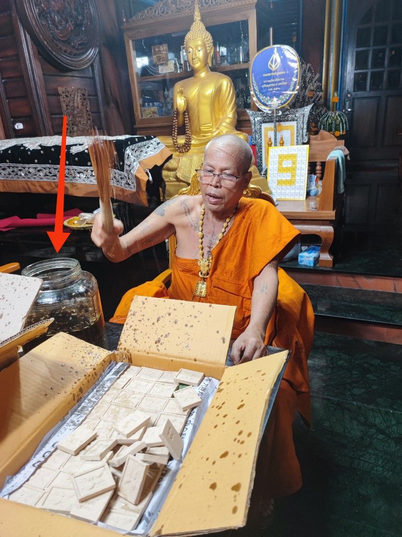 Roon Sang Hai Ruay: The Ultimate Golden Metta Oil for Charisma & Abundance by Kruba Krissana